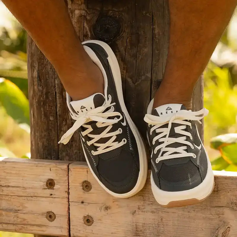 Reef Fanning Black White Gum 1